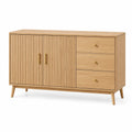 Buffet Falqorin en bois de chêne clair de 140 cm avec 3 tiroirs et 2 portes style scandinave, design élégant et fonctionnel.